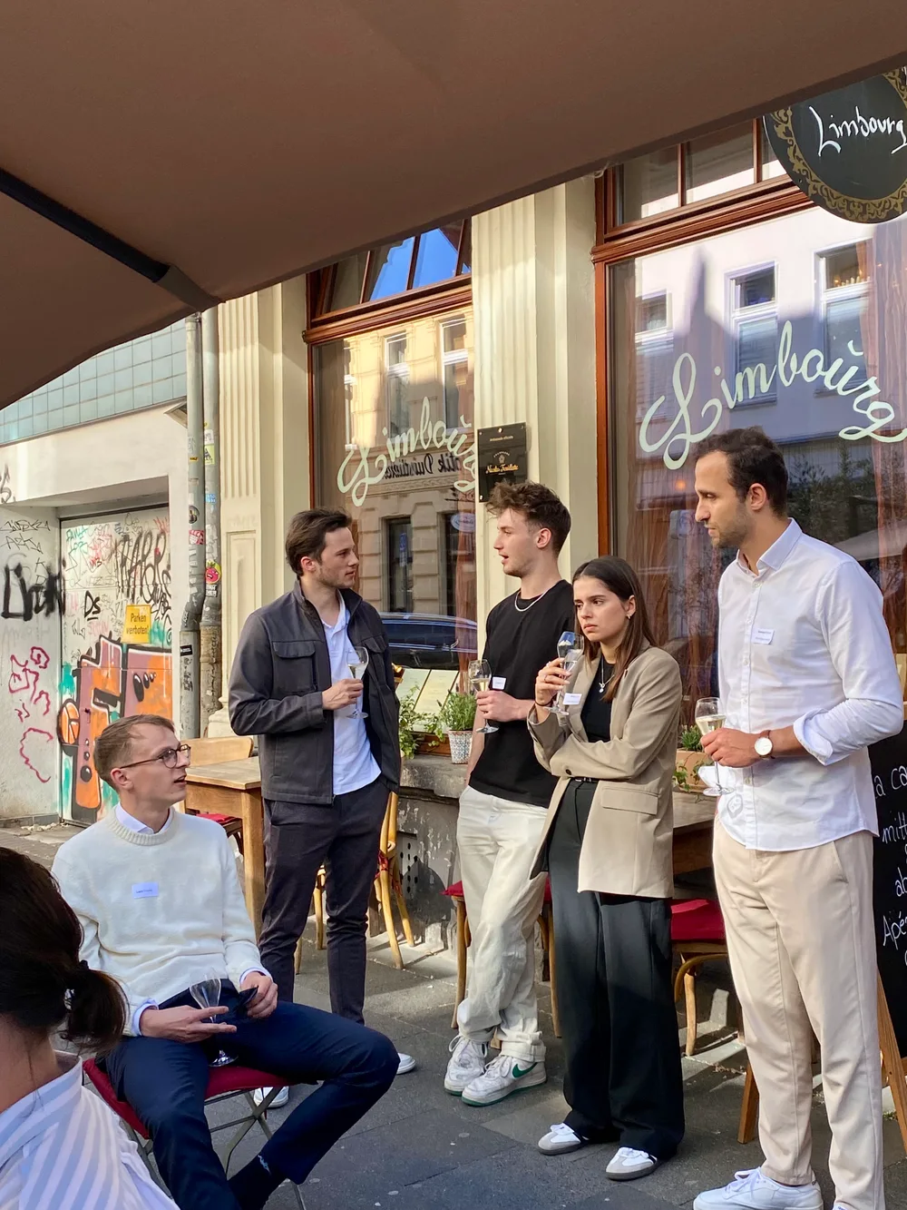 Teilnehmende beim Networking vor dem Dinner